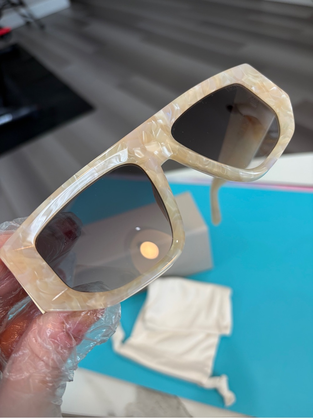 🕶️DEZI NWT Backtrack Limestone Smoke Faded Oversized Square Sunglasses w Box 💕 - Picture 3 of 11